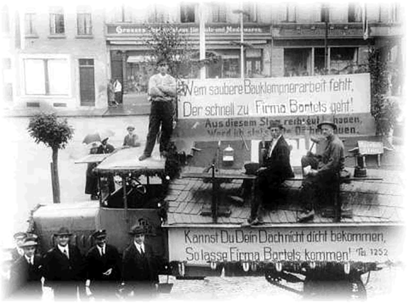 Senior Johann Bartels um 1930 mit seinen Mitarbeitern auf Werbetour